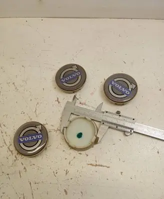 Volvo V70 Non-original wheel cap 