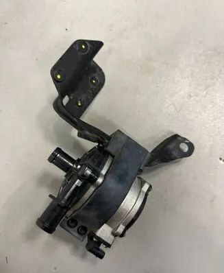 Nissan Qashqai J12 Water pump 215806UM0A