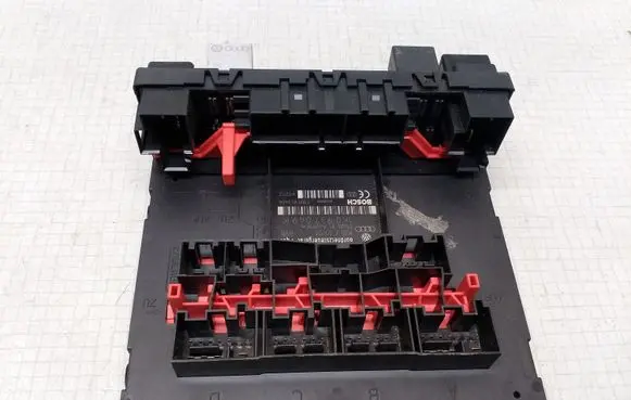 Volkswagen Golf V Fuse module 1K0937049K