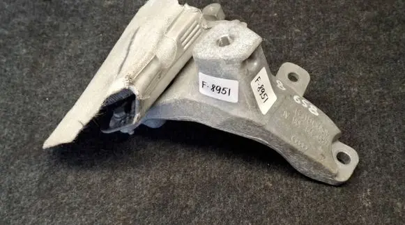 Audi A8 S8 D4 4H Engine mounting bracket 4H0199308AC