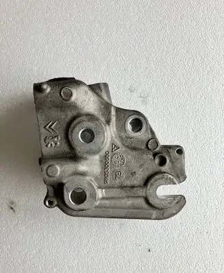 Peugeot 5008 II Engine mounting bracket 9805300680