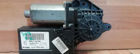 Peugeot 307 Front door window regulator motor 9637130780 990834101 A90834034