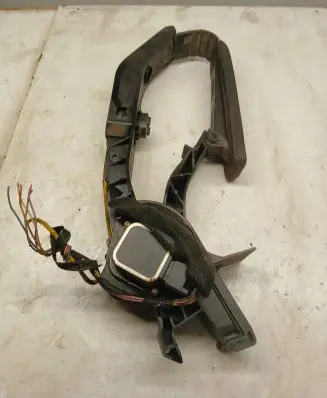 Mercedes-Benz E W211 Accelerator throttle pedal A2033000104