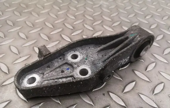 Volvo XC40 Engine mounting bracket