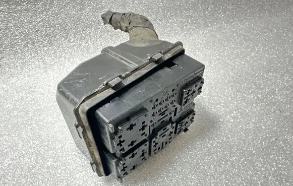 Volkswagen PASSAT B6 Relay mounting block 1K0971910B