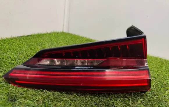 Tailgate rear/tail lights