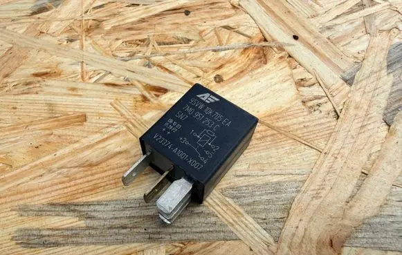 Volkswagen PASSAT B6 Other relay 7M0951253C