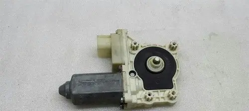 Mercedes-Benz CLS C218 X218 Front door window regulator motor 67628382