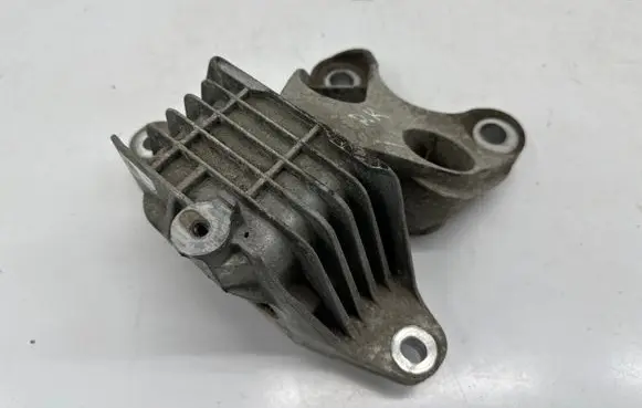 Opel Insignia B Engine mount bracket 84254937
