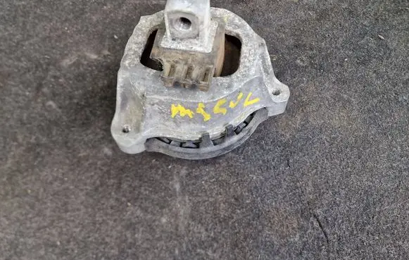 BMW 5 G30 G31 G38 Engine mount bracket 6860457 10051717