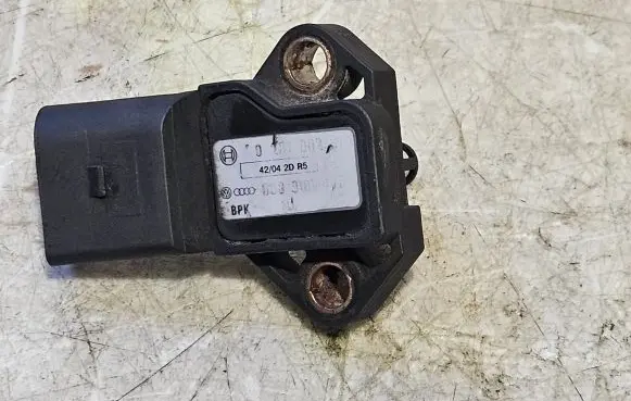 Volkswagen PASSAT B5 Air pressure sensor 038906051C 0261002401