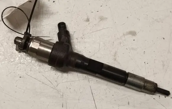 Mazda 6 Fuel injector R2AA13H50 R2AA 13H50