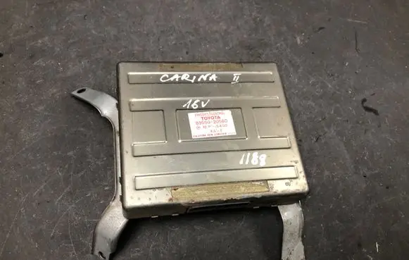 Toyota Avensis T250 Engine control unit/module 8955020560