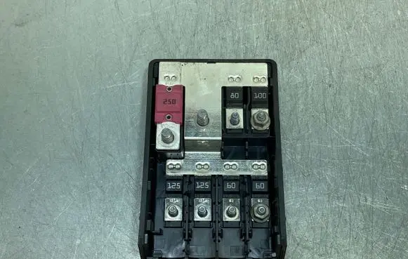 Mini Cooper Countryman F60 Battery relay fuse 