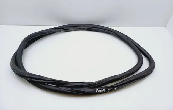 Volkswagen Touran I Front door rubber seal 1T0867911F