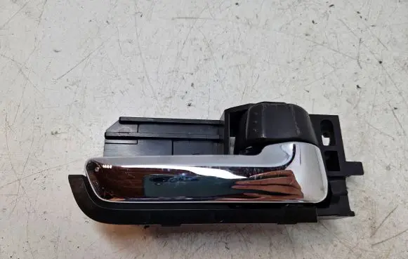 Suzuki SX4 Front door interior handle