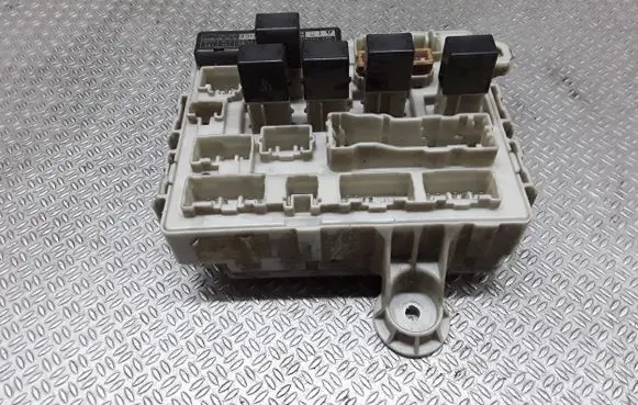 Toyota Previa (XR30, XR40) II Fuse module 8922128040