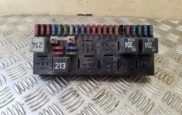 Audi 80 90 S2 B4 Fuse module 443941822A