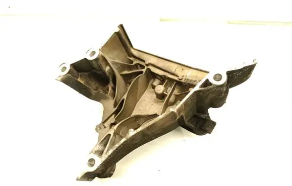 Engine mounting bracket