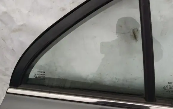Rear vent window glass