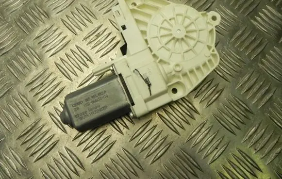 Audi A5 8T 8F Front door window regulator motor 8K0959802A Z1018