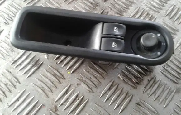 Renault Twingo II Electric window control switch 8200356515