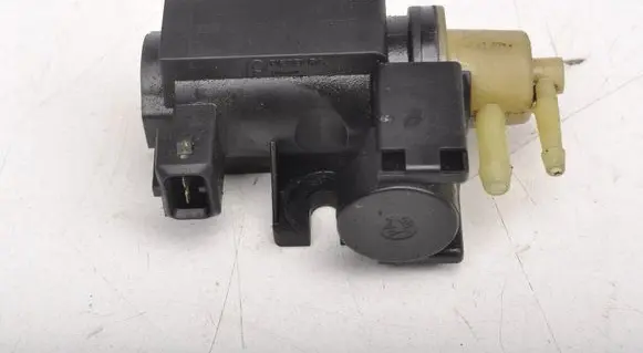 Opel Astra J Valve vacuum 896105556