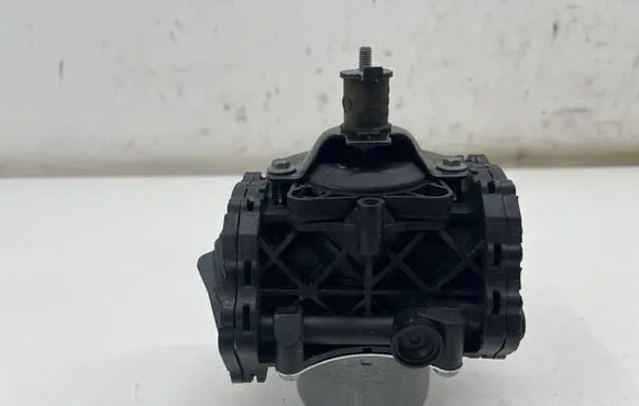 Opel Mokka B Vacuum pump 9835028580