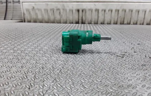 Volkswagen Touran I Brake pedal sensor switch