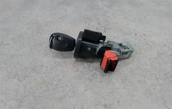 Renault Clio III Ignition lock 8200214173G