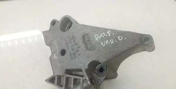 Volkswagen Touran I Engine mounting bracket 03G199207G V560KTS181