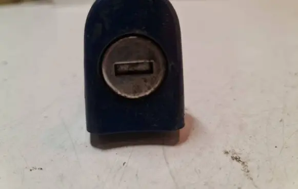 Volkswagen Touran I Front door lock (next to the handle) 1T0837167A 1T0837168A