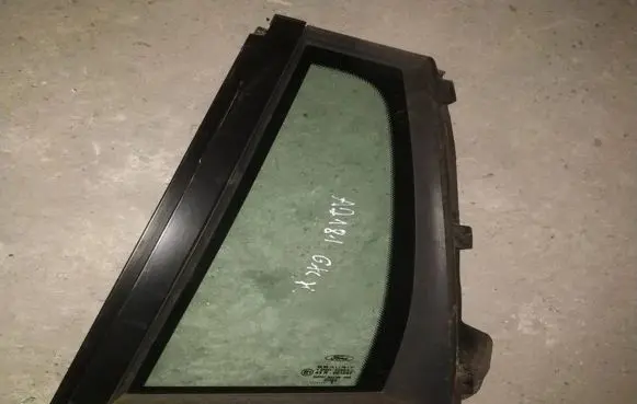 Rear vent window glass