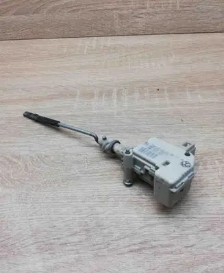 Volkswagen PASSAT B5 Fuel tank cap lock motor 3B0810773A