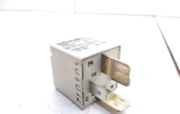 Volkswagen PASSAT B5 Hazard warning light relay 8D0951253