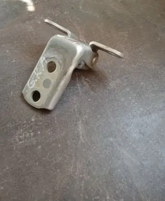 Toyota Prius+ (ZVW40) Rear door lower hinge 6877052031