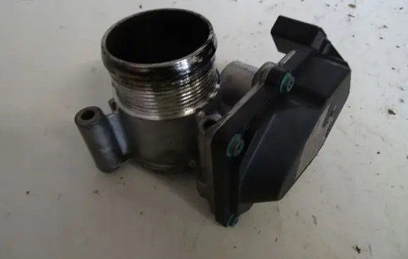 Volkswagen Tiguan Throttle valve 03L128063T