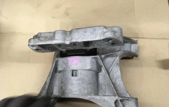 Peugeot 308 Engine mount vacuum valve 