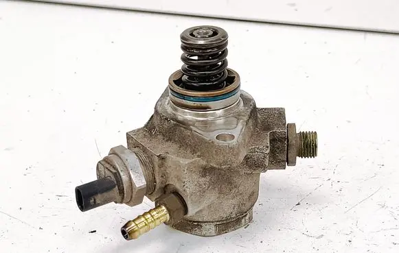 Volkswagen Jetta VI Fuel injection high pressure pump 04E127026G