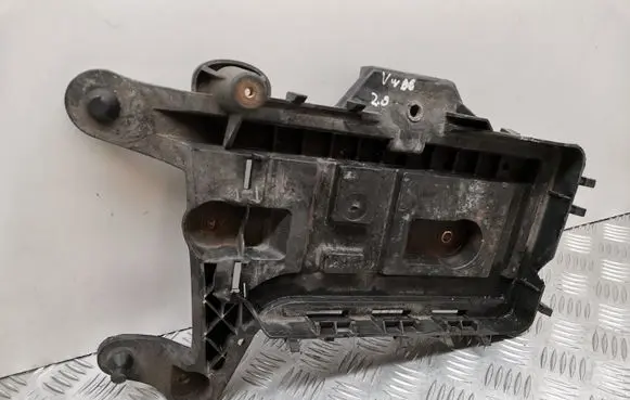 Volkswagen PASSAT B6 Battery tray 1K0915333C
