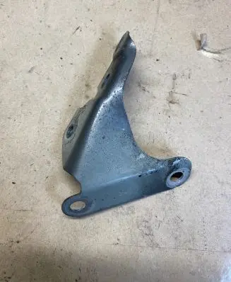 Audi Q7 4L Fender mounting bracket 4L0821135