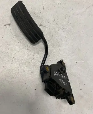 Accelerator throttle pedal