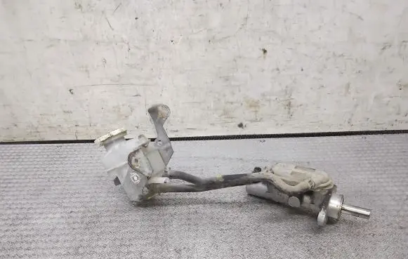 Mitsubishi Grandis Master brake cylinder