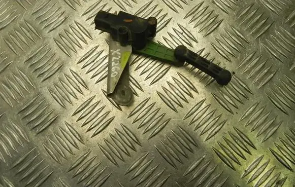 Headlight/headlamp level sensor