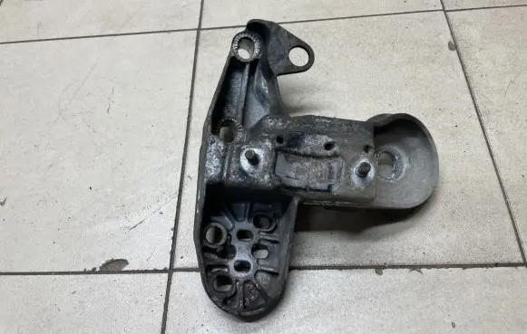 Audi A4 S4 B7 8E 8H Engine mounting bracket 8E0199351M