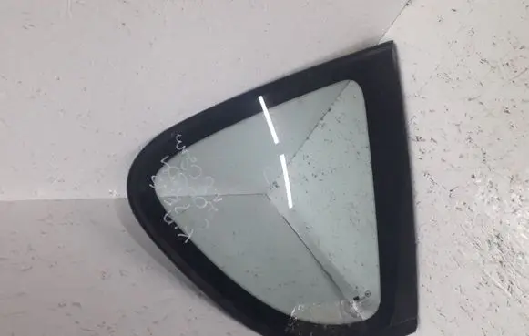 KIA Carens I Rear side window