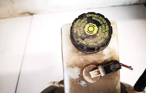Brake fluid reservoir