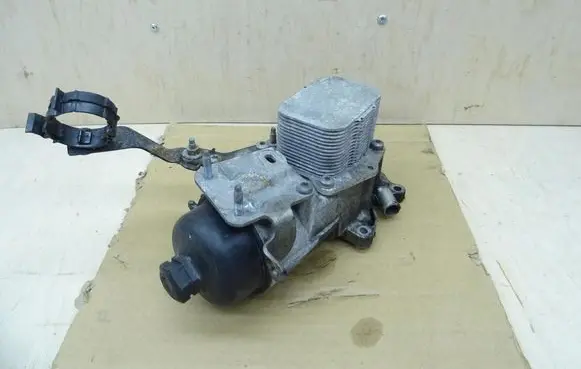 Citroen DS4 Oil filter mounting bracket