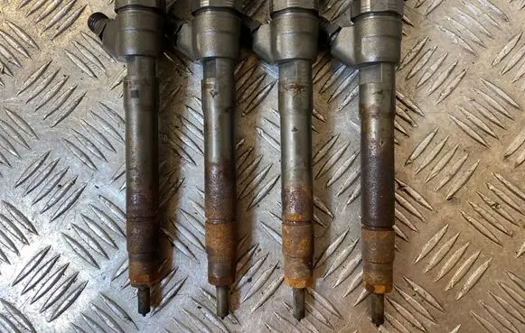 Opel Vivaro Fuel injectors set H8201055367 0445110414