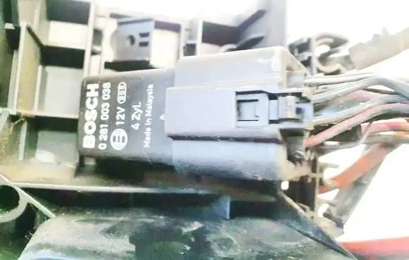Skoda Octavia Mk2 (1Z) Glow plug pre-heat relay 0281003038